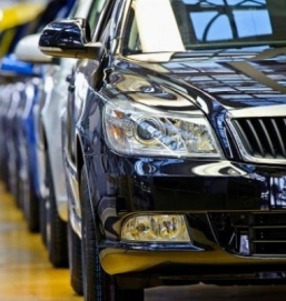 Продажи легковых автомобилей в РФ снизились более чем на треть