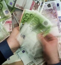Евро стремительно дешевеет к доллару