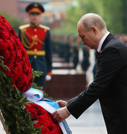 Президент РФ поздравил сограждан с Днем защитника Отечества