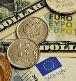 Российская валюта укрепилась на фоне евро и доллара